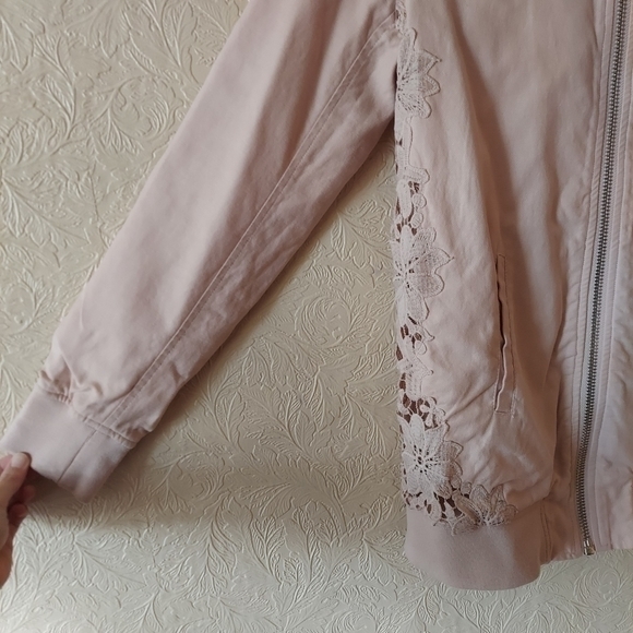 Chelsea28 pink bomber jacket with floral crochet back Sz small - Picture 6 of 9